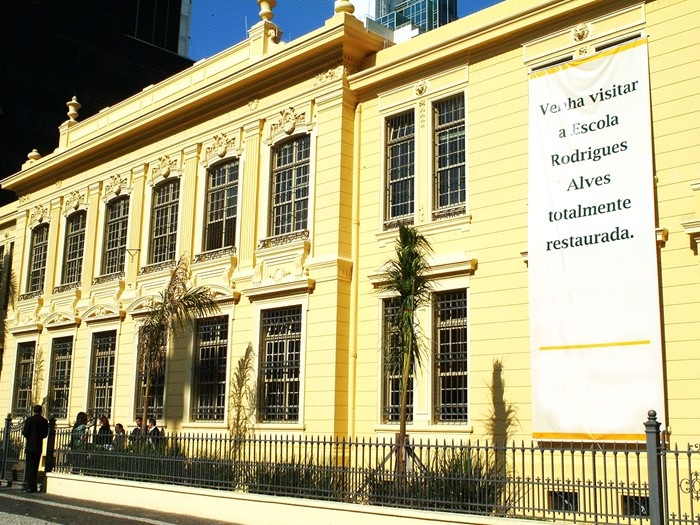 Fachada da Escola Estadual Rodrigues Alves